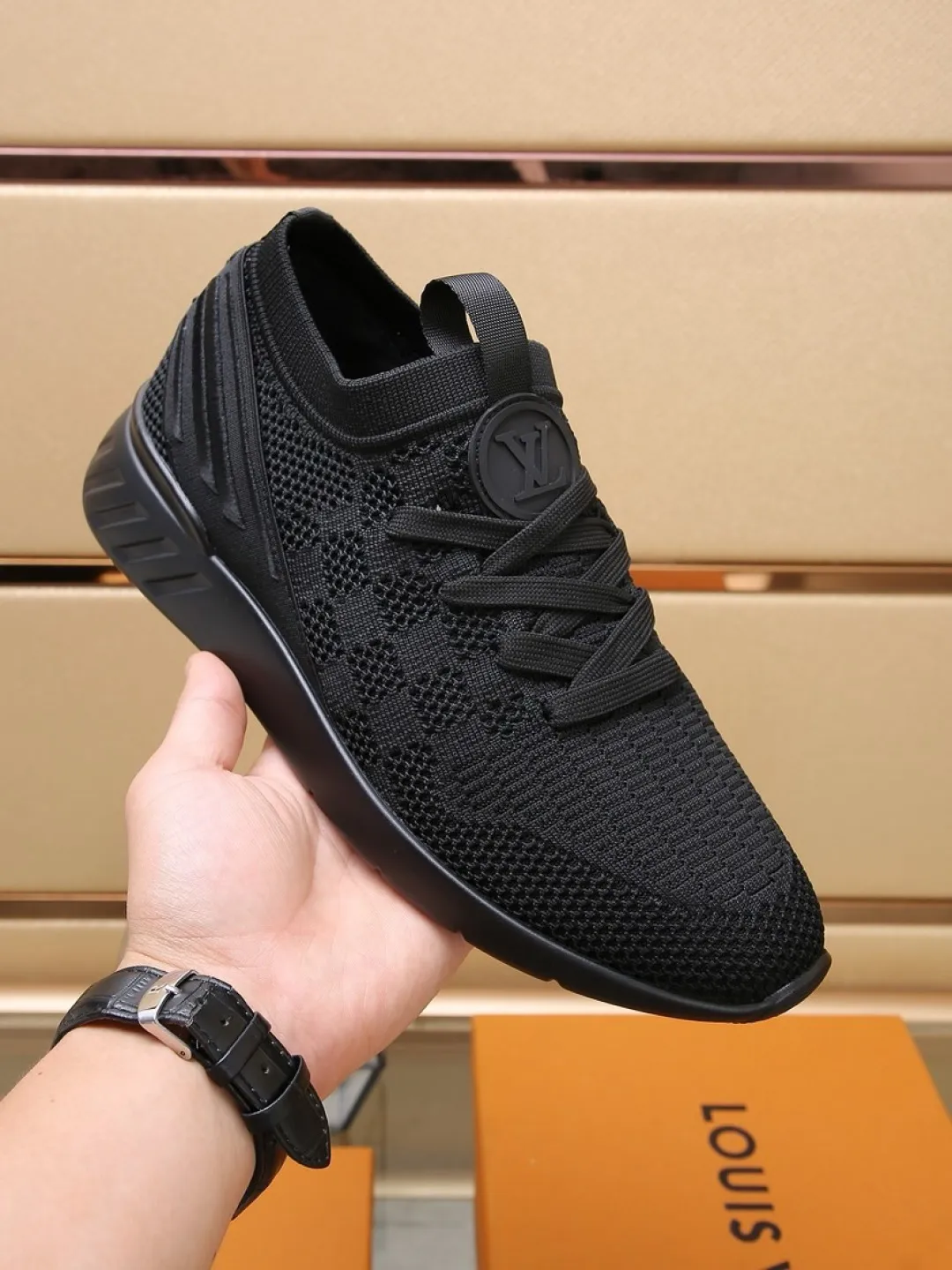 Men's shoes 💰P420💰"LOUI* VUITTO*" latest popular men's casual shoes ✔️This model is made of the original breathable fly woven fabric. The real thing is super shiny⚡️ Fashionable and versatile. The toe last shape is firm and full. The soles are LV original molds and can be put in and out at will. It is light and comfortable for the foot~Purely handmade, details determine the quality! Size:38-44